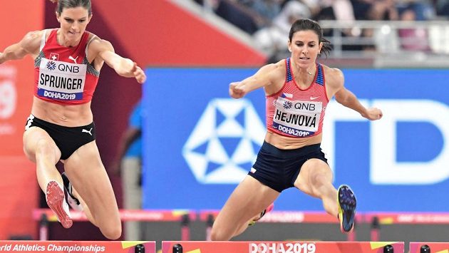 Zuzana Hejnová (vpravo) ve finále běhu na 400 metrů překážek. Zuzana Hejnová (vpravo) ve finále běhu na 400 metrů překážek.