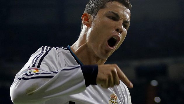 Cristiano Ronaldo při svérázné oslavě gólu v Malaze. Cristiano Ronaldo při svérázné oslavě gólu v Malaze.