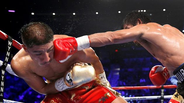 Tvrdá rána Mannyho Pacquiaoa, kterou schytal Jessie Vargas. Tvrdá rána Mannyho Pacquiaoa, kterou schytal Jessie Vargas.