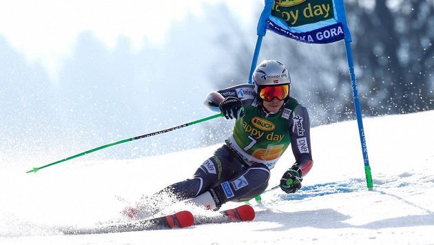 Norský lyžař Henrik Kristoffersen na trati obřího slalomu při Světovém poháru v Kranjské Goře. Norský lyžař Henrik Kristoffersen na trati obřího slalomu při Světovém poháru v Kranjské Goře.