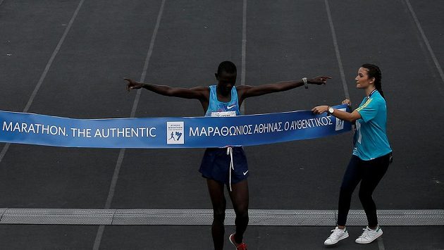 Keňan Samuel Kalalei v cíli maratónu v Aténách. Keňan Samuel Kalalei v cíli maratónu v Aténách.