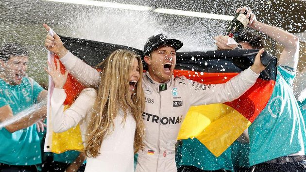 Nico Rosberg slaví titul mistra světa se svou ženou. Nico Rosberg slaví titul mistra světa se svou ženou.