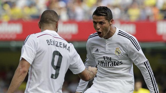 Cristiano Ronaldo (vpravo) se raduje se spoluhráčem z Realu Madrid Karimem Benzemou z gólu. Cristiano Ronaldo (vpravo) se raduje se spoluhráčem z Realu Madrid Karimem Benzemou z gólu.