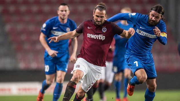 Sparťanský záložník Petr Jiráček (vpředu vlevo) a kapitán Zbrojovky Brno Pavel Zavadil. Sparťanský záložník Petr Jiráček (vpředu vlevo) a kapitán Zbrojovky Brno Pavel Zavadil.