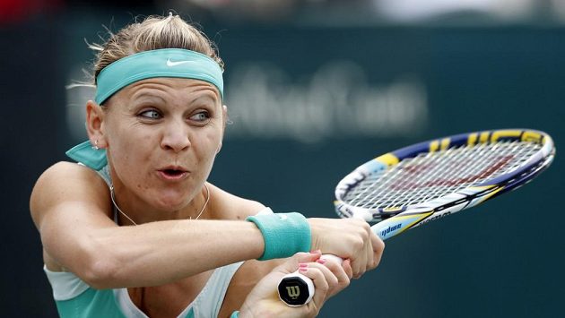 Lucie Šafářová v souboji se Serenou Williamsovou. Lucie Šafářová v souboji se Serenou Williamsovou.