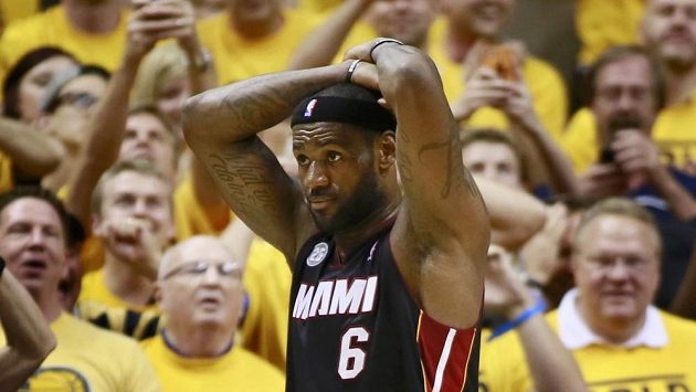 Po šesté osobní chybě vyloučen LeBron James. Po šesté osobní chybě vyloučen LeBron James.