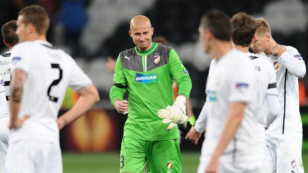 Brankář Petr Bolek oslavuje výhru nad Šachtarem. Brankář Petr Bolek oslavuje výhru nad Šachtarem.