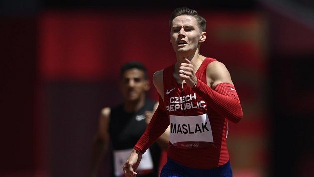Český závodník Pavel Maslák v rozběhu na 400 metrů na OH v Tokiu. Český závodník Pavel Maslák v rozběhu na 400 metrů na OH v Tokiu.