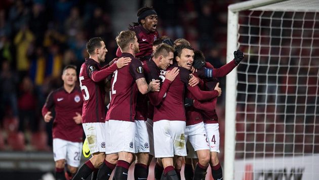 Fotbalisté Sparty se radují z gólu, který vstřelil David Lafata (druhý zprava) Hapoelu Beer Šerva. Fotbalisté Sparty se radují z gólu, který vstřelil David Lafata (druhý zprava) Hapoelu Beer Šerva.