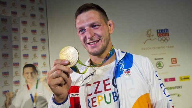 Judista Lukáš Krpálek ukazuje svou zlatou olympijskou medaili. Judista Lukáš Krpálek ukazuje svou zlatou olympijskou medaili.