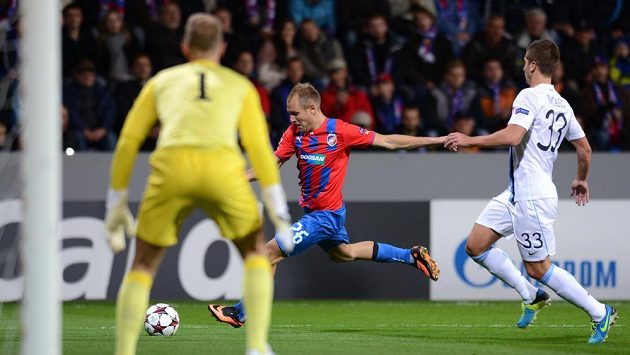 Plzeňský záložník Daniel Kolář (vpředu) zkouší střelu přes obránce Matiju Nastasiče v utkání Ligy mistrů proti Manchesteru City. Plzeňský záložník Daniel Kolář (vpředu) zkouší střelu přes obránce Matiju Nastasiče v utkání Ligy mistrů proti Manchesteru City.