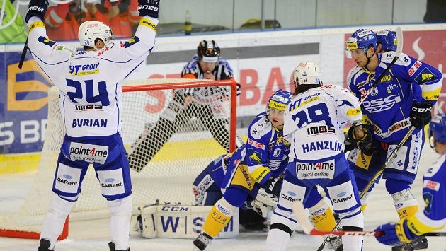 Obránce Komety Jan Hanzlík střílí gól proti Zlínu. Vlevo slaví i útočník Vilém Burian. Obránce Komety Jan Hanzlík střílí gól proti Zlínu. Vlevo slaví i útočník Vilém Burian.