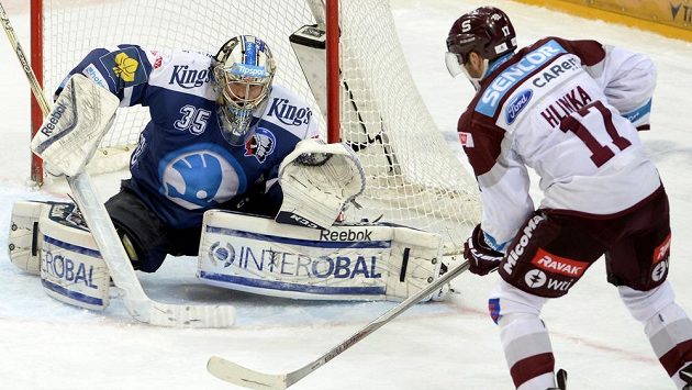 Útočník Sparty Jaroslav Hlinka střílí gól plzeňskému brankáři Matěji Machovskému v pátém semifinále. Útočník Sparty Jaroslav Hlinka střílí gól plzeňskému brankáři Matěji Machovskému v pátém semifinále.
