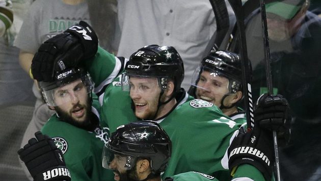 Hokejisté Dallasu slaví gól do sítě St. Louis. Uprostřed český centr Radek Faksa (12). Hokejisté Dallasu slaví gól do sítě St. Louis. Uprostřed český centr Radek Faksa (12).