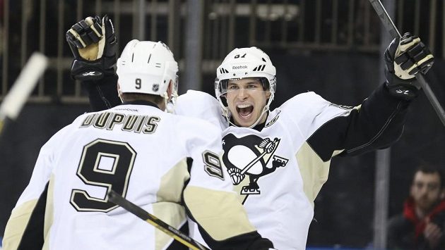 Sidney Crosby (vpravo) se raduje z gólu do sítě Rangers. Sidney Crosby (vpravo) se raduje z gólu do sítě Rangers.