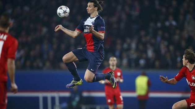 Útočník Paris St. Germain Zlatan Ibrahimovic (ve výskoku) si zpracovává míč v odvetném osmifinálovém utkání Ligy mistrů s Leverkusenem. Útočník Paris St. Germain Zlatan Ibrahimovic (ve výskoku) si zpracovává míč v odvetném osmifinálovém utkání Ligy mistrů s Leverkusenem.
