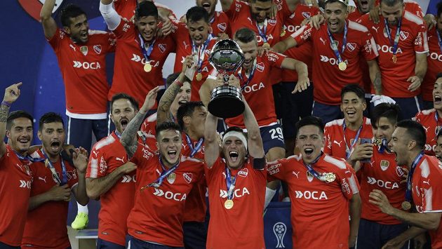 Fotbalisté argentinského klubu Independiente se radují z vítězství v Jihoamerickém poháru. Fotbalisté argentinského klubu Independiente se radují z vítězství v Jihoamerickém poháru.