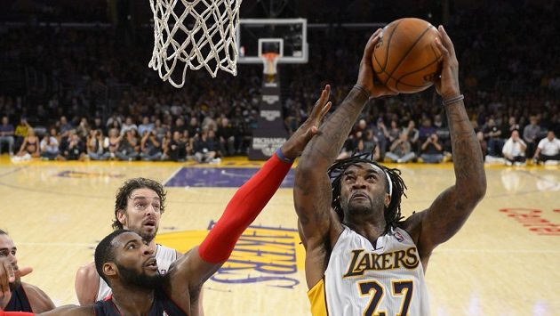 Nejlepším hráčem Lakers byl v utkání s Detroitem Jordan Hill (vpravo). Nejlepším hráčem Lakers byl v utkání s Detroitem Jordan Hill (vpravo).