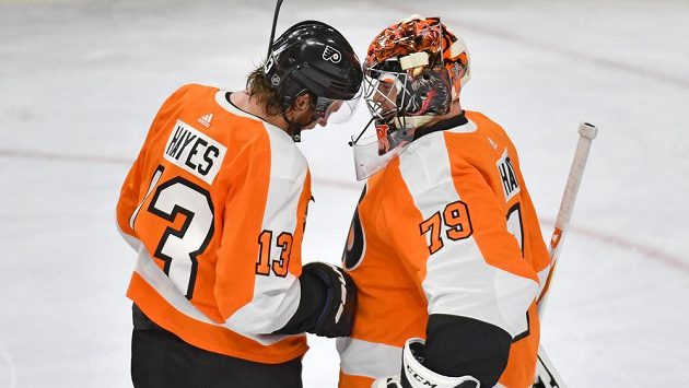 Útočník Philadelphie Kevin Hayes (13) gratuluje brankáři Carteru Hartovi (79) po vítězství nad New Jersey. Útočník Philadelphie Kevin Hayes (13) gratuluje brankáři Carteru Hartovi (79) po vítězství nad New Jersey.