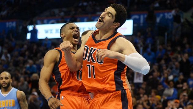 Basketbalista Oklahomy City Russell Westbrook (0) a Enes Kanter (11) během utkání proti Denveru. Basketbalista Oklahomy City Russell Westbrook (0) a Enes Kanter (11) během utkání proti Denveru.