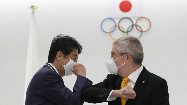 Bývalý japonský premiér Šinzó Abe a Thomas Bach, šéf MOV, během setkání v Tokiu. Bývalý japonský premiér Šinzó Abe a Thomas Bach, šéf MOV, během setkání v Tokiu.