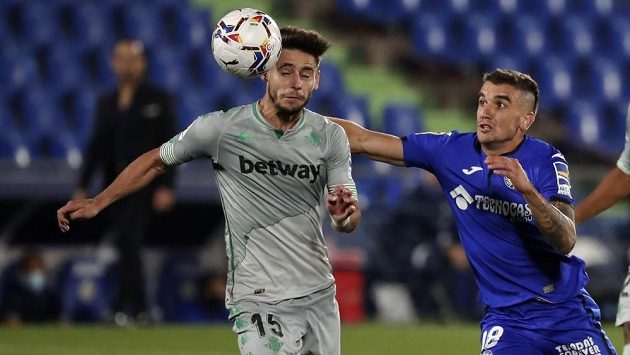 Mauro Arambarri (vpravo) z Getafe v souboji s Alexem Morenem z Realu Betis. Mauro Arambarri (vpravo) z Getafe v souboji s Alexem Morenem z Realu Betis.