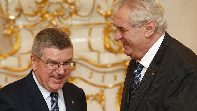 Thomas Bach a Miloš Zeman na archivním snímku. Thomas Bach a Miloš Zeman na archivním snímku.