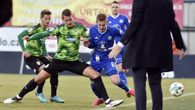 Obránce Plzně Lukáš Hejda v souboji s Jakubem Plškem z Olomouce v utkání 17. kola první ligy Obránce Plzně Lukáš Hejda v souboji s Jakubem Plškem z Olomouce v utkání 17. kola první ligy