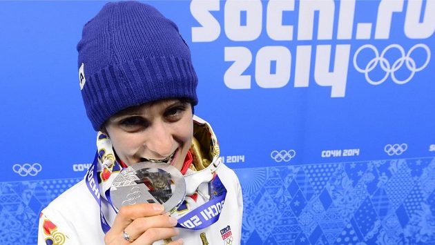 Rychlobruslařka Martina Sáblíková pózuje se stříbrnou medailí ze závodu na 3000 metrů. Rychlobruslařka Martina Sáblíková pózuje se stříbrnou medailí ze závodu na 3000 metrů.
