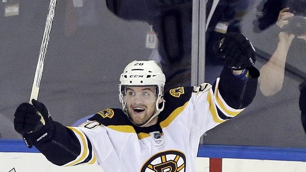 Bostonský Daniel Paille se raduje z rozhodujícího gólu do sítě Rangers. Bostonský Daniel Paille se raduje z rozhodujícího gólu do sítě Rangers.