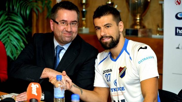 Útočník Milan Baroš si podává ruku s předsedou představenstva Baníku Petrem Šafarčíkem. Útočník Milan Baroš si podává ruku s předsedou představenstva Baníku Petrem Šafarčíkem.