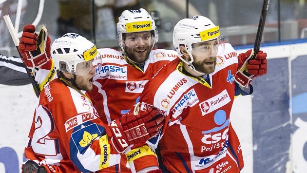 Pardubičtí hráči Radoslav Tybor, Tomáš Kaut a střelec branky Tomáš Marcinko oslavují gól proti Litvínovu. Pardubičtí hráči Radoslav Tybor, Tomáš Kaut a střelec branky Tomáš Marcinko oslavují gól proti Litvínovu.