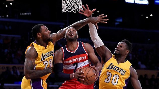 Basketbalisté Washingtonu Wizards (v červeném) vyhráli v NBA na palubovce Los Angeles Lakers. Basketbalisté Washingtonu Wizards (v červeném) vyhráli v NBA na palubovce Los Angeles Lakers.