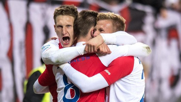 Fotbalisté Slavie Praha (zleva) Milan Škoda, Jaromír Zmrhal a Antonín Barák se radují z gólu proti Slovácku. Fotbalisté Slavie Praha (zleva) Milan Škoda, Jaromír Zmrhal a Antonín Barák se radují z gólu proti Slovácku.