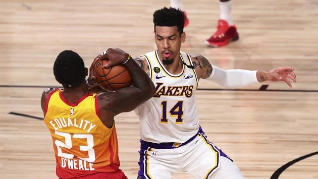Basketbalista Utahu Jazz Royce O'Neale (23) se snaží ubránit míč před Dannymu Greenem z Los Angeles Lakers během utkání NBA. Basketbalista Utahu Jazz Royce O'Neale (23) se snaží ubránit míč před Dannymu Greenem z Los Angeles Lakers během utkání NBA.