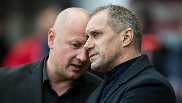 Plzeňská porada. Trenér Viktorie Roman Pivarník a generální ředitel klubu Adlof Šádek si povídají během utkání 19. kola ePojištění.cz ligy mezi Slavií a Plzní. Pražané vyhráli 1:0. Plzeňská porada. Trenér Viktorie Roman Pivarník a generální ředitel klubu Adlof Šádek si povídají během utkání 19. kola ePojištění.cz ligy mezi Slavií a Plzní. Pražané vyhráli 1:0.