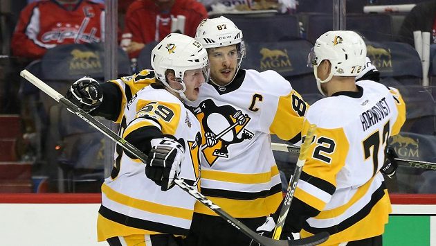 Hokejisté Pittsburghu Sidney Crosby (87), Jake Guentzel (59) a Patric Hornqvist (72) se radují z gólu proti Washingtonu. Hokejisté Pittsburghu Sidney Crosby (87), Jake Guentzel (59) a Patric Hornqvist (72) se radují z gólu proti Washingtonu.
