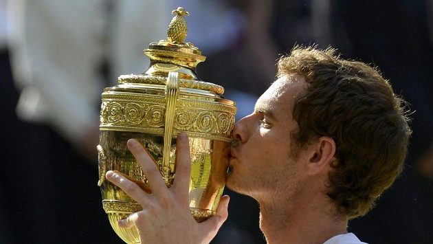 Andy Murray s pohárem pro vítěze wimbledonské dvouhry. Andy Murray s pohárem pro vítěze wimbledonské dvouhry.