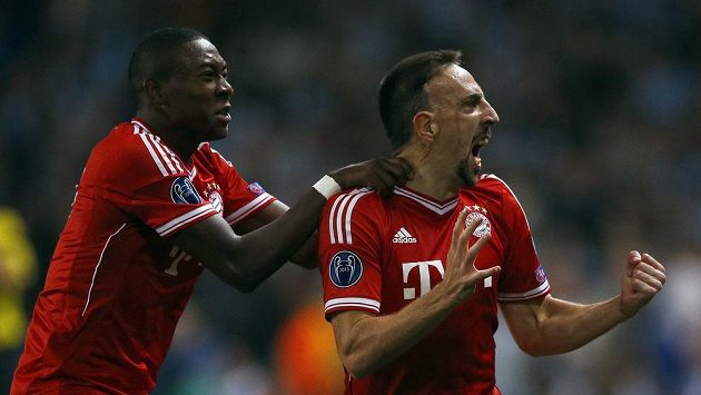 Hráči Bayernu Mnichov Franck Ribéry (vpravo) a David Alaba se radují z gólu. Hráči Bayernu Mnichov Franck Ribéry (vpravo) a David Alaba se radují z gólu.