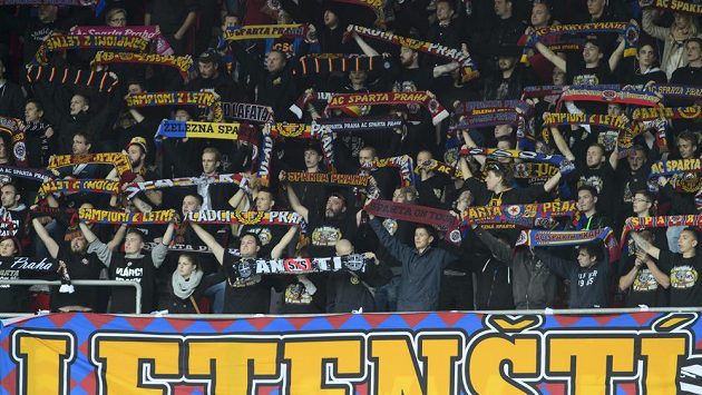 Fanoušci pražské Sparty během derby se Slavií. Fanoušci pražské Sparty během derby se Slavií.