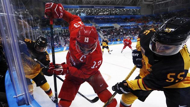 Ruský hokejista Pavel Dacjuk (uprostřed) ve finálovém utkání s Německem na ZOH v Koreji. Na fotce v sevření Yannicka Seidenberga (36)) a Felixe Schutze (55). Ruský hokejista Pavel Dacjuk (uprostřed) ve finálovém utkání s Německem na ZOH v Koreji. Na fotce v sevření Yannicka Seidenberga (36)) a Felixe Schutze (55).