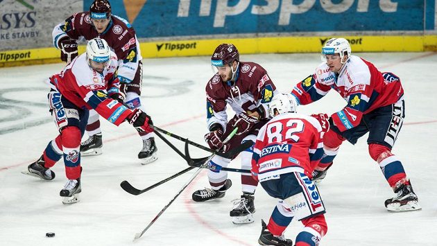 Martin Procházka ze Sparty v obležení pardubických hokejistů. Martin Procházka ze Sparty v obležení pardubických hokejistů.