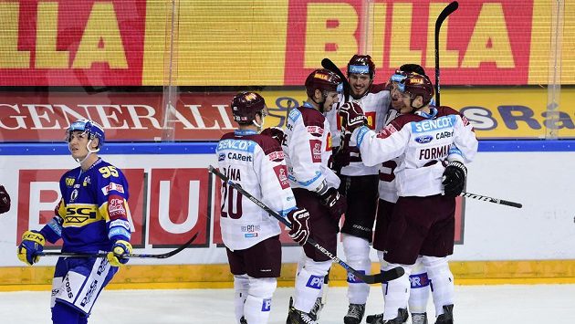 Hokejisté Sparty slaví gól proti Zlínu v zápase 8. kola Tipsport extraligy. Vlevo je obránce Beranů Antonín Bořuta. Hokejisté Sparty slaví gól proti Zlínu v zápase 8. kola Tipsport extraligy. Vlevo je obránce Beranů Antonín Bořuta.