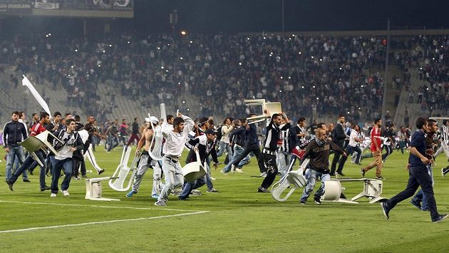 Fanoušci Besiktasu byli tak naštvaní, že na hrací ploše mlátili plastovými židlemi. Fanoušci Besiktasu byli tak naštvaní, že na hrací ploše mlátili plastovými židlemi.