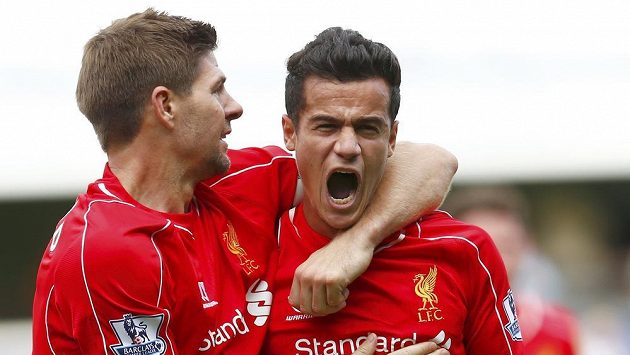 Liverpoolský záložník Philippe Coutinho slaví se Stevenem Gerrardem gól proti Queens Park Rangers. Liverpoolský záložník Philippe Coutinho slaví se Stevenem Gerrardem gól proti Queens Park Rangers.