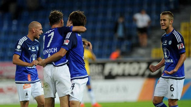 Radost olomouckých hráčů z vyrovnávací branky na 2:2 na hřišti Teplic. Radost olomouckých hráčů z vyrovnávací branky na 2:2 na hřišti Teplic.