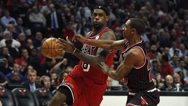 LeBron James (vlevo) dokázal poprvé v dresu Miami zvítězit na palubovce Chicaga. LeBron James (vlevo) dokázal poprvé v dresu Miami zvítězit na palubovce Chicaga.