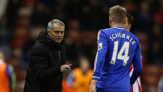 Kouč Chelsea José Mourinho udílí pokyny Andrému Schürrlemu. Kouč Chelsea José Mourinho udílí pokyny Andrému Schürrlemu.