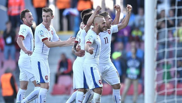Jiří Skalák (druhý zprava) a Martin Frýdek (vpravo) oslavují čtvrtý gól proti Srbům. Jiří Skalák (druhý zprava) a Martin Frýdek (vpravo) oslavují čtvrtý gól proti Srbům.