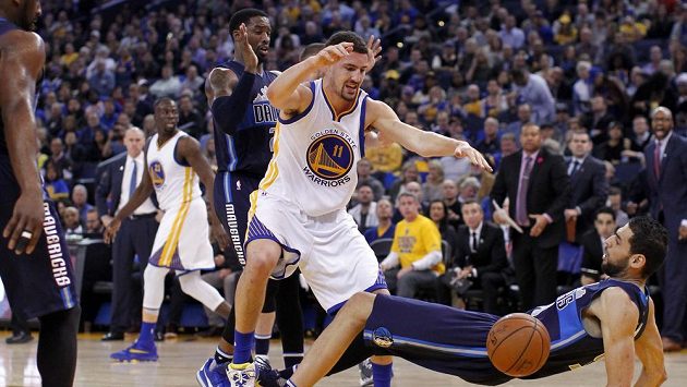 Basketbalista Golden State Klay Thompson (vpředu) v zápase s Dallasem. Basketbalista Golden State Klay Thompson (vpředu) v zápase s Dallasem.